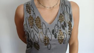 Vestido plateado de raso con lentejuelas