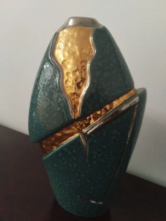 Jarrón Cerámica y Metal Dorado Verde