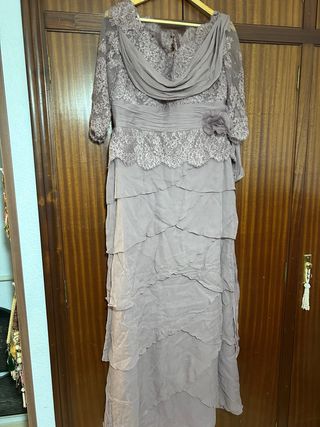 Vestido largo gris con encaje
