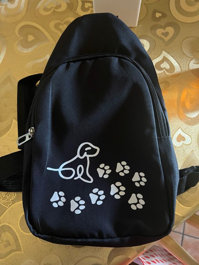 Marsupio unisex nero con cane e zampe