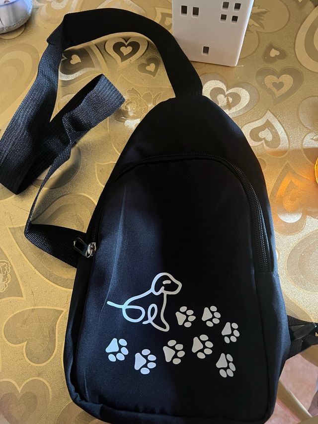 Marsupio unisex nero con cane e zampe