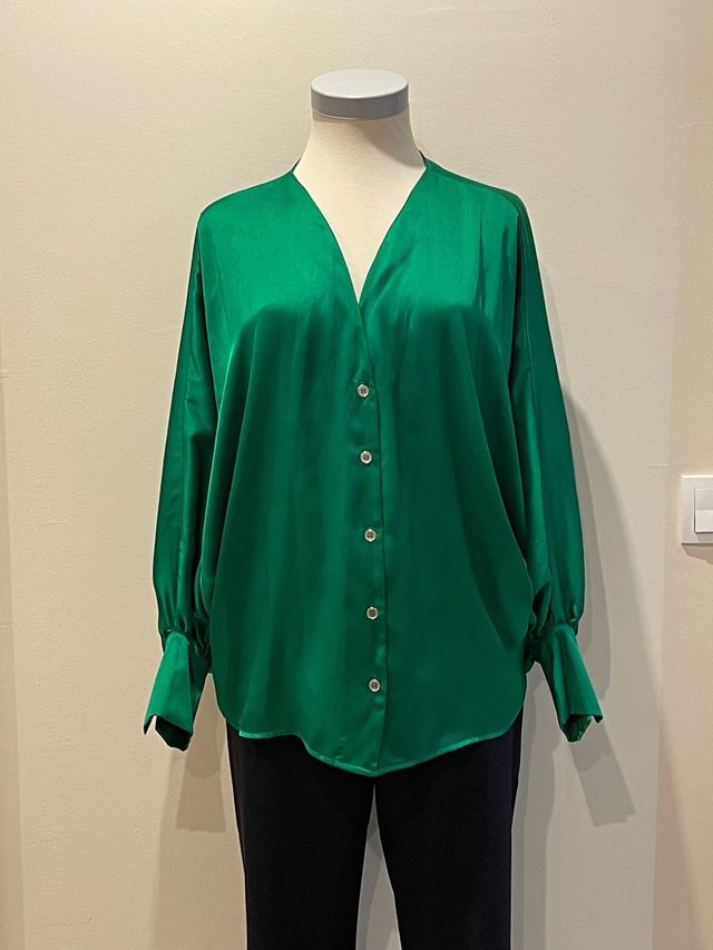 Blusa satinada verde manga larga