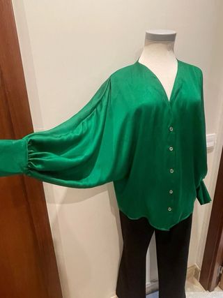 Blusa satinada verde manga larga