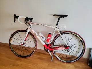 Bicicleta de carretera Lapierre blanca y roja