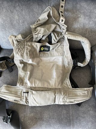 Mochila Porta Bebés Boba Gris usada con un niño