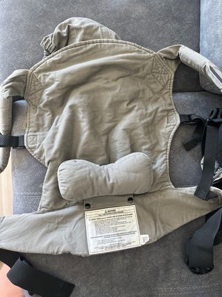 Mochila Porta Bebés Boba Gris usada con un niño