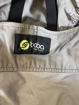 Mochila Porta Bebés Boba Gris usada con un niño