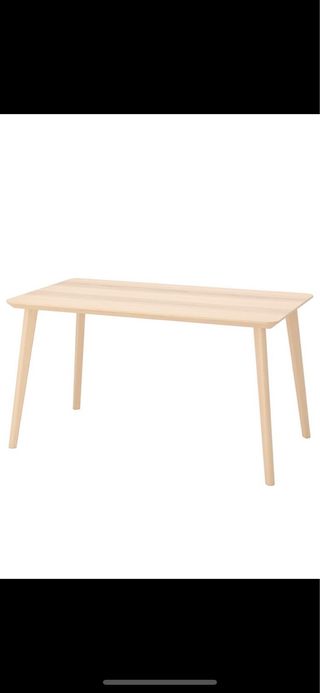 Mesa de comedor de madera clara Ikea