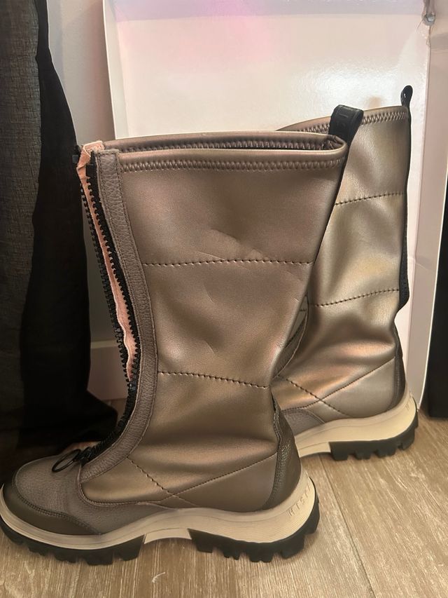 Botas altas plateadas con cremallera