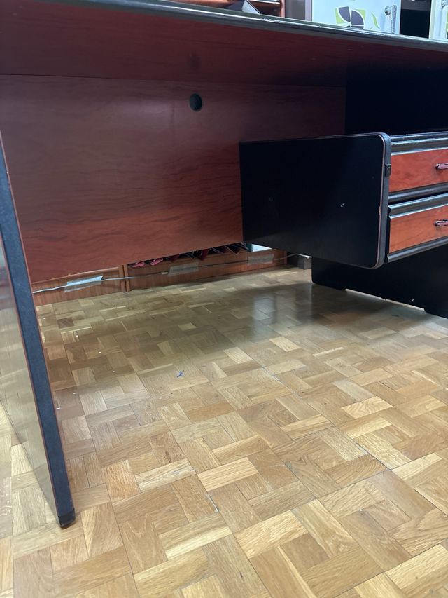 Mesa de oficina madera con cajonera