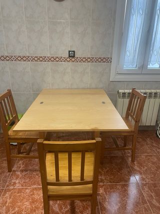 Mesa Ikea extensible con 3 sillas 