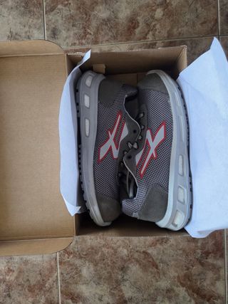 Zapatillas de seguridad grises y rojas