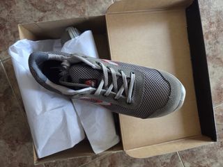 Zapatillas de seguridad grises y rojas