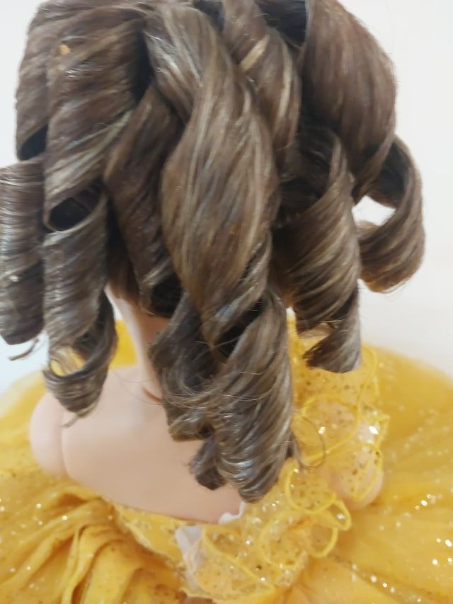 Preciosa muñeca con vestido dorado