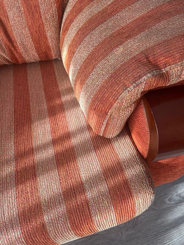 Sofá individual a rayas naranja y beige