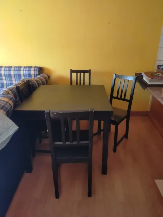 Mesa extensible (1,82) de comedor con 4 sillas