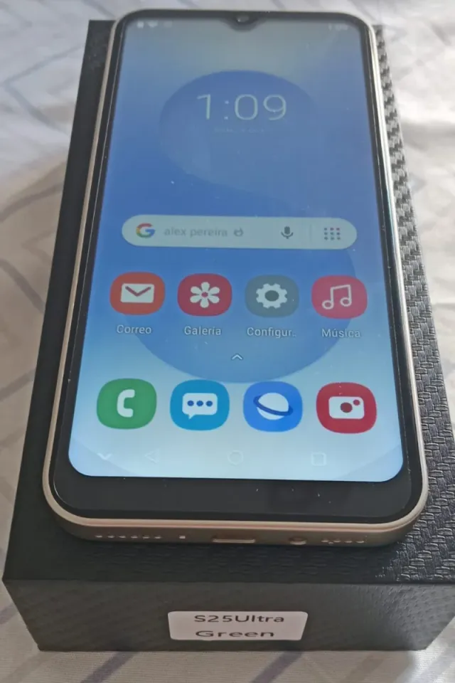 Teléfono móvil azul y verde