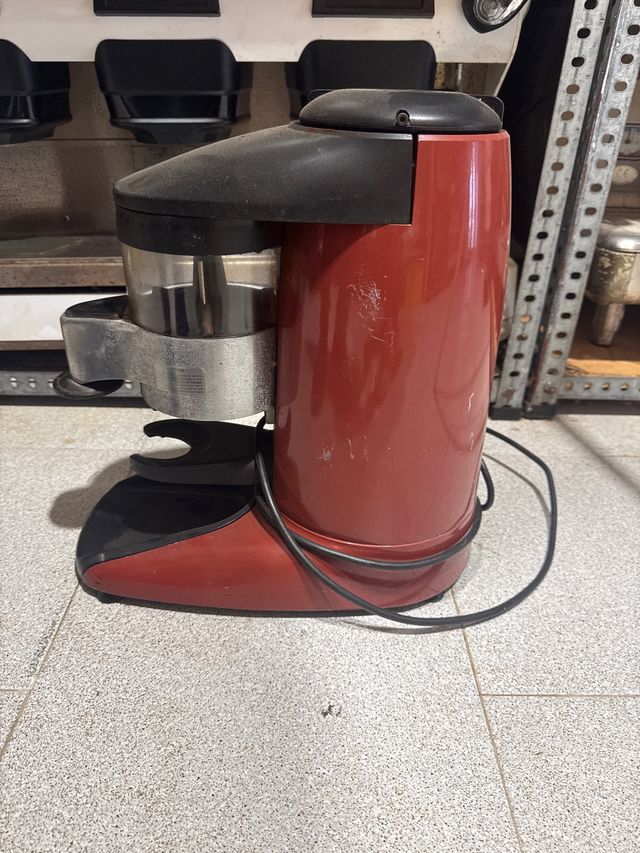 Molino de café arrastre rojo