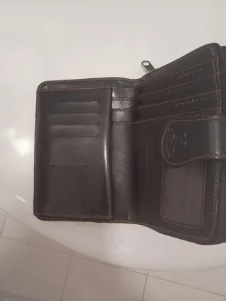 Monedero de piel marrón con trenzado