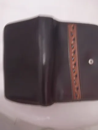 Monedero de piel marrón con trenzado