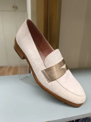 Mocasín Blanco con Detalle Dorado