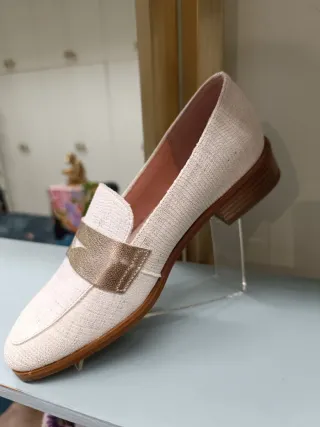 Mocasín Blanco con Detalle Dorado