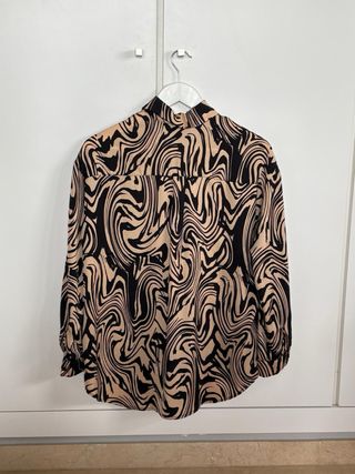 Camisa elegante beige y negra