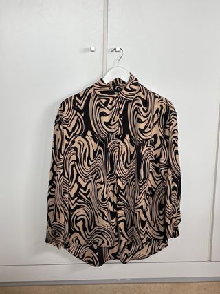 Camisa elegante beige y negra