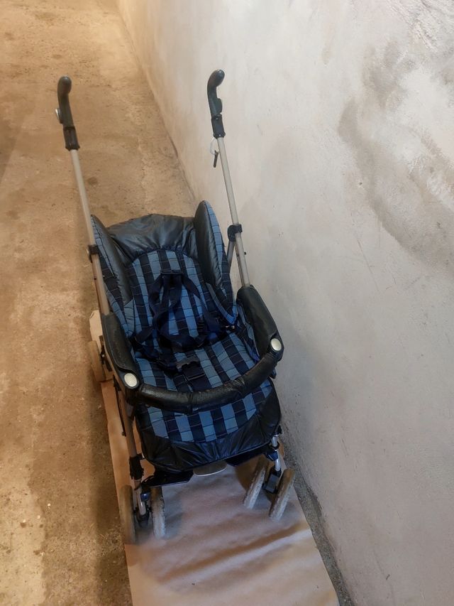 Passeggino per bambini blu e nero