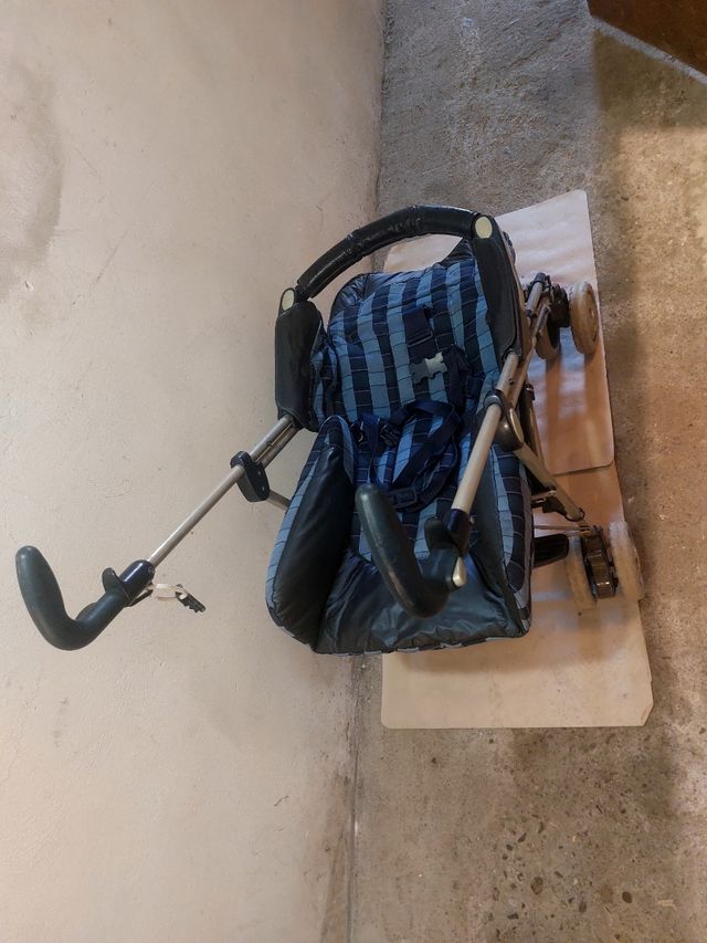 Passeggino per bambini blu e nero