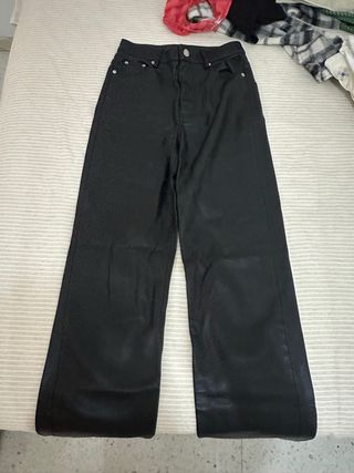 Pantalón Zara efecto piel negro