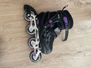 Patines en línea negros y morados