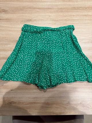 Falda pantalón verde y blanca de lunares de Zara