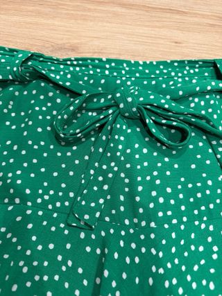 Falda pantalón verde y blanca de lunares de Zara
