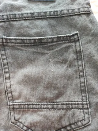 Pantalón vaquero corto gris