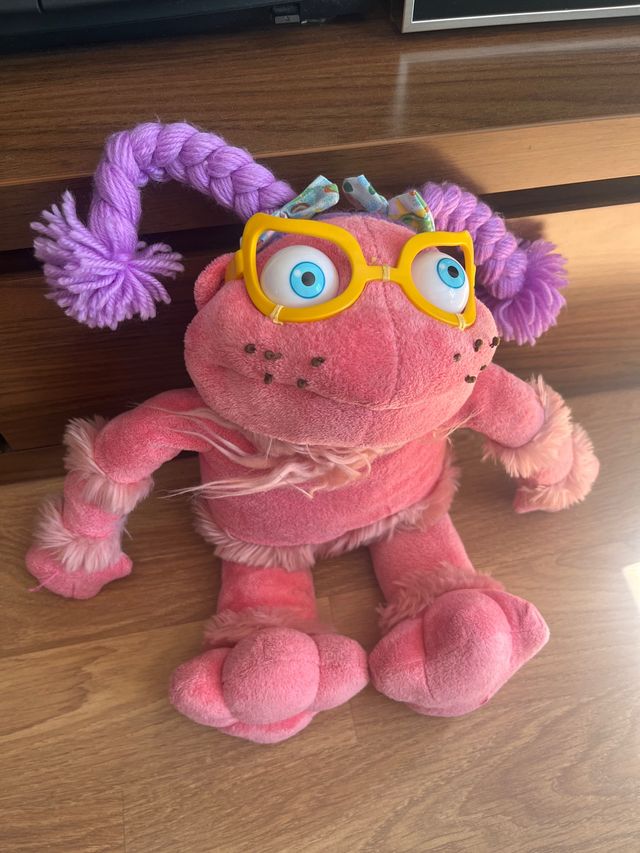 Peluche rosa con gafas amarillas