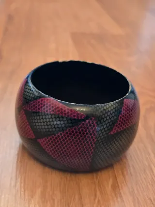 Pulsera rígida negra y rosa diseño serpiente