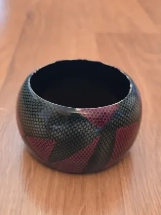 Pulsera rígida negra y rosa diseño serpiente