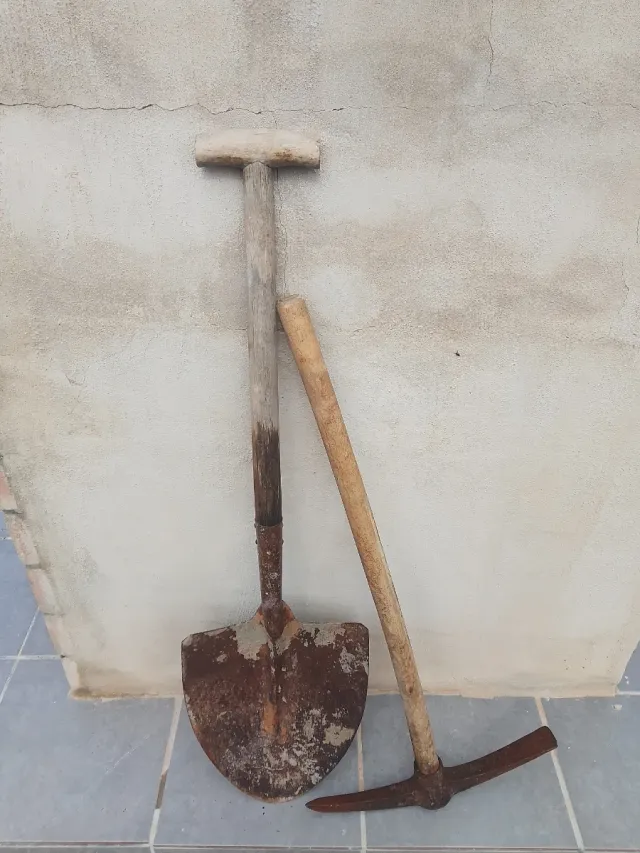 Pico y pala para obra