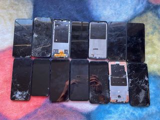Molti telefoni cellulari con vari problemi