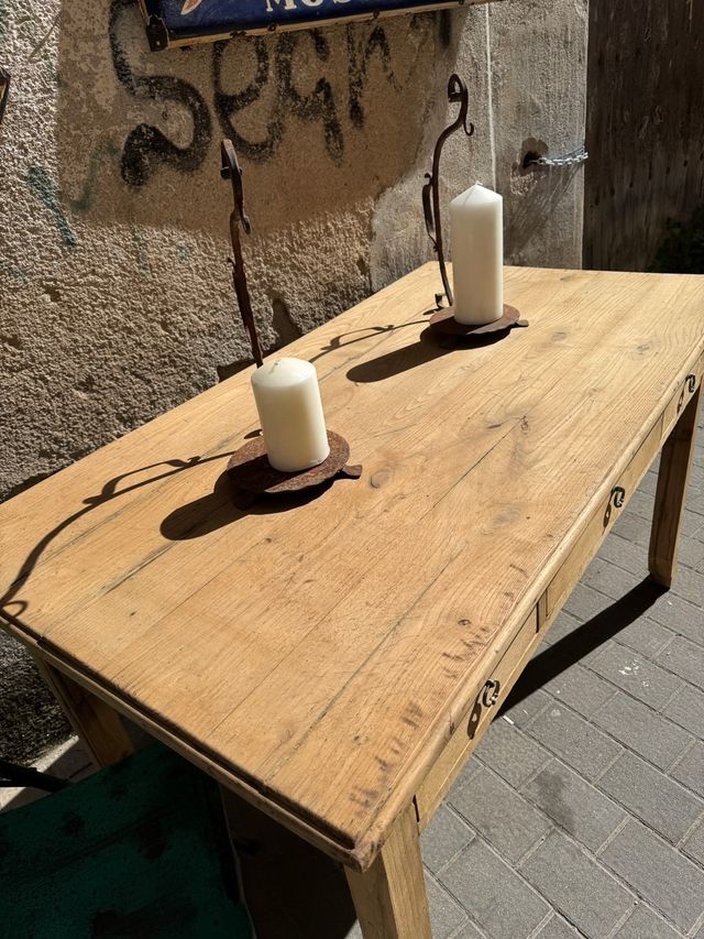 Mesa antigua de roble maciza restaurada