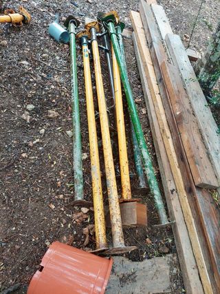 Puntales metálicos pequeños para construcción