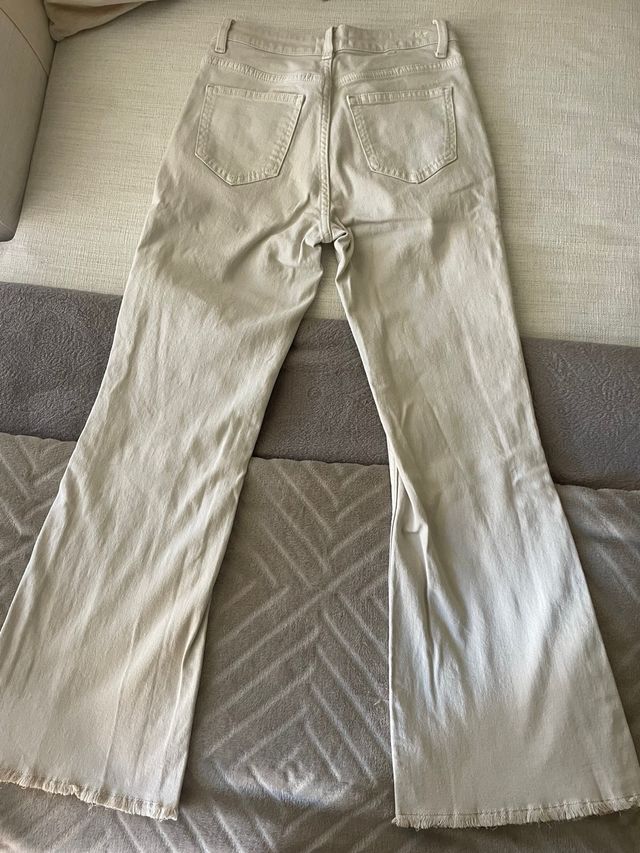 Pantalón Mango Teen Beige Acampanado Deshilachado
