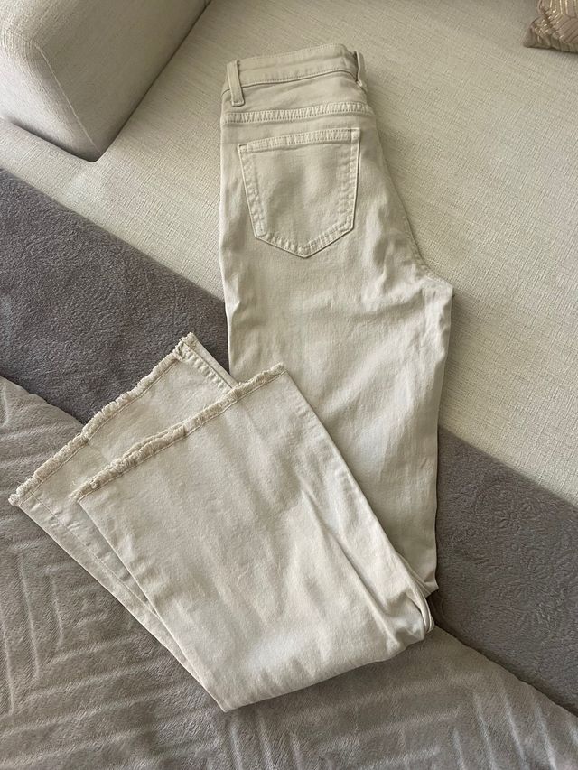 Pantalón Mango Teen Beige Acampanado Deshilachado