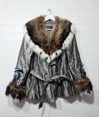 Abrigo de pelo marrón y plateado