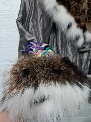 Abrigo de pelo marrón y plateado