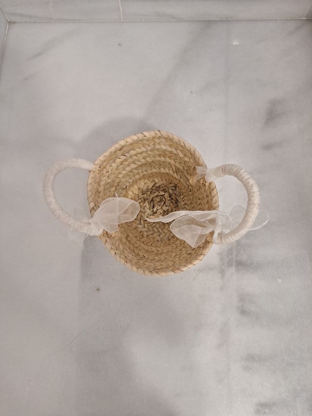 Cesta mimbre trenzado con tela blanca y lazos