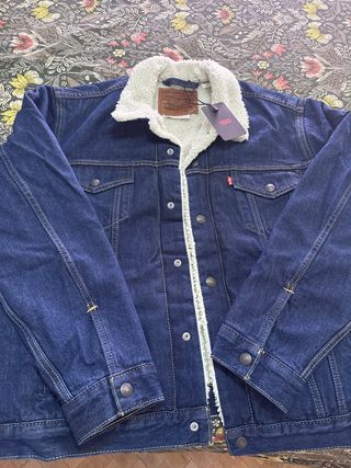 Cazadora Levi's azul con forro sherpa