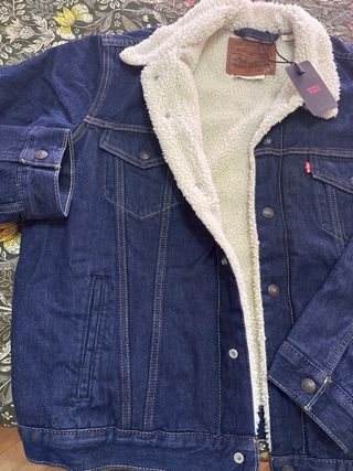 Cazadora Levi's azul con forro sherpa