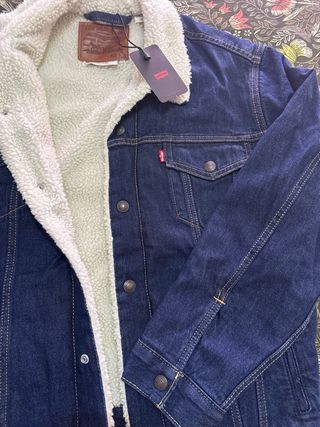Cazadora Levi's azul con forro sherpa